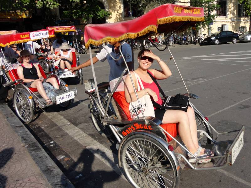 Food, cyclo and water puppet trip