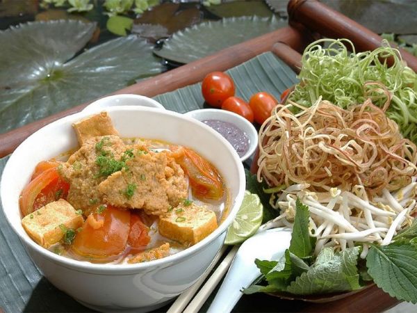 Bun Rieu Cua — crab noodle soup